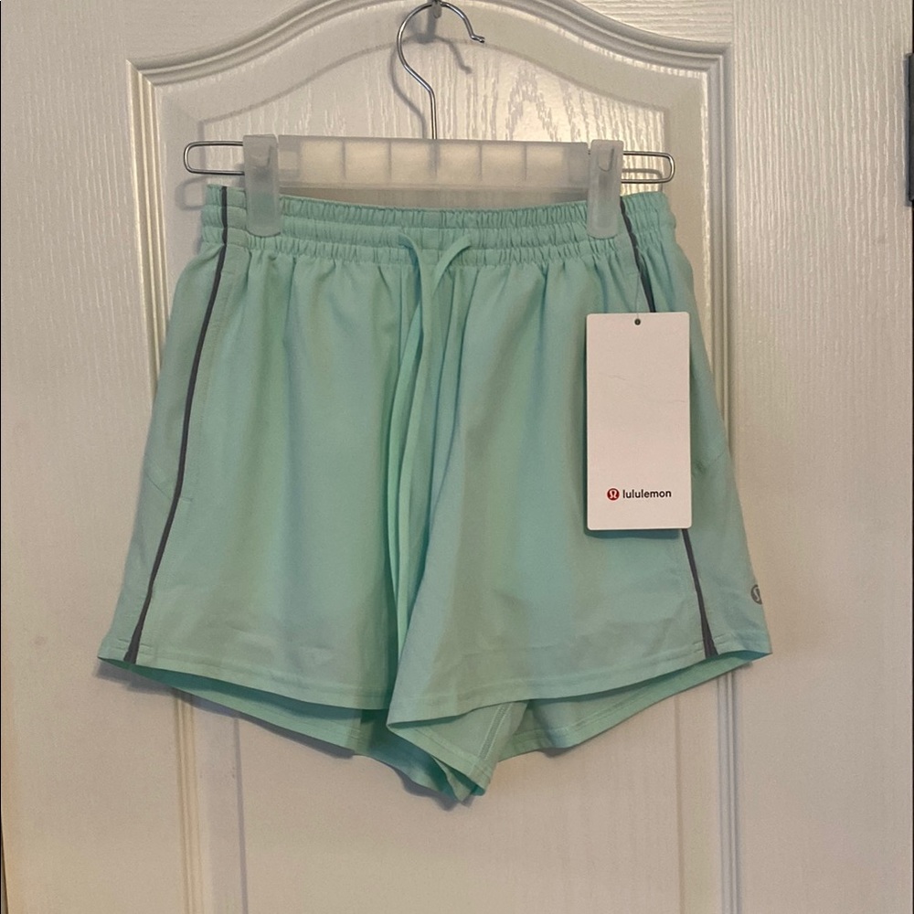 Lululemon Women’s Court Rival High-Rise Short 3" in color Sea Mist Size 2 NWT - Picture 3 of 7